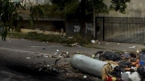 Las barricadas seguían presentes en calles de varias ciudades venezolanas.