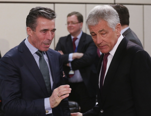 El secretario general de la OTAN, Anders Fogh Rasmussen (izq.), y el secretario de Defensa estadounidense, Chuck Hagel, están preocupados por la situación en la república autónoma de Crimea.