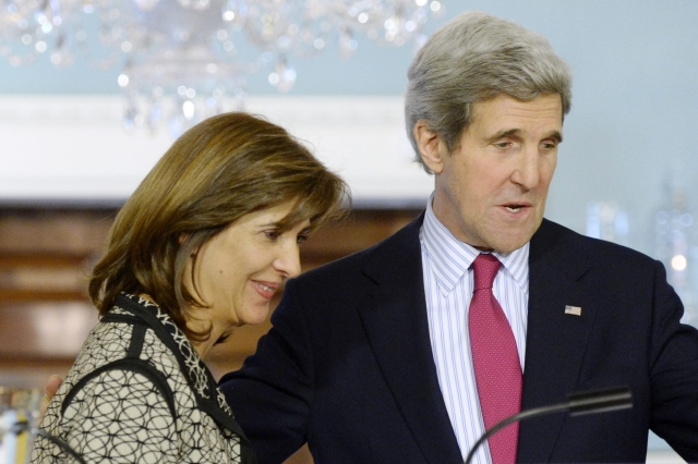 La canciller colombiana, María Ángela Holguín, y el secretario de Estado estadounidense John Kerry, tras rueda de prensa.