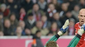 Arjen Robben (c) marcó un triplete para ayudar al Bayern Munich ampliar a 20 puntos su ventaja sobre el Dortmund.