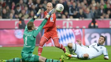 Arjen Robben (c) marcó un triplete para ayudar al Bayern Munich ampliar a 20 puntos su ventaja sobre el Dortmund.