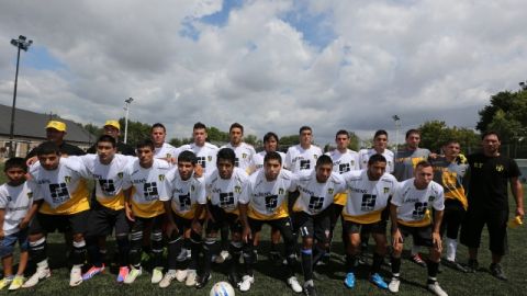 Integrantes del Club Deportivo y Social Papa Francisco posan antes de un encuentro amistoso ante el Argentino de Quilmes ayer en Bernal, provincia de Buenos Aires.