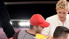 La pizza fue bien apreciada por actrices como Meryl Streep (de espaldas, a la extrema derecha) que no dudó en hacerse con dos porciones.