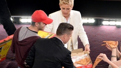 La pizza fue bien apreciada por actrices como Meryl Streep (de espaldas, a la extrema derecha) que no dudó en hacerse con dos porciones.