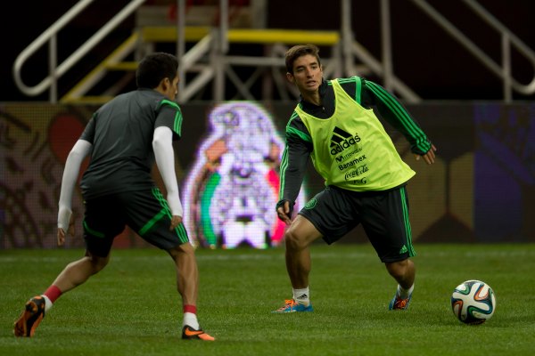 Isaac Brizuela controla el balón durante el entrenamiento de la selección mexicana