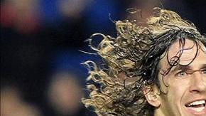 El defensa del FC Barcelona, Carles Puyol, celebra el tercer gol del equipo blaugrana, durante el encuentro de primera división que disputaron este domingo frente al Almeria en el estadio del Camp Nou. EFE