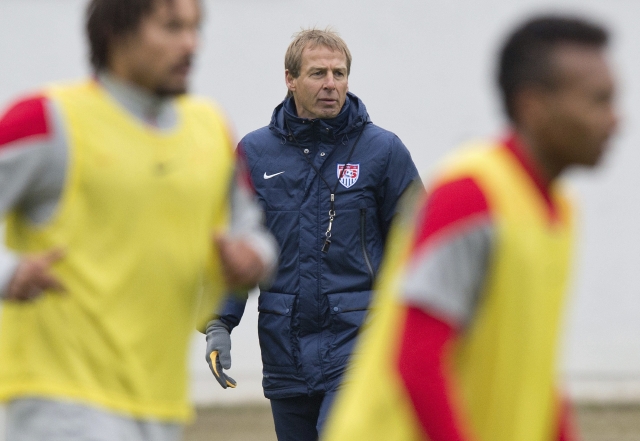 Jurgen Klinsmann, dirige  la práctica en el estadio Commerzbank-Arena de Frankffurt, antes de viajar a Chipre para jugar ante Ucrania.