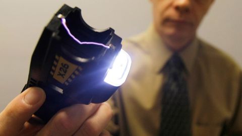 Las llamadas pistolas Taser son utilizadas para someter a la obediencia a los delincuentes.