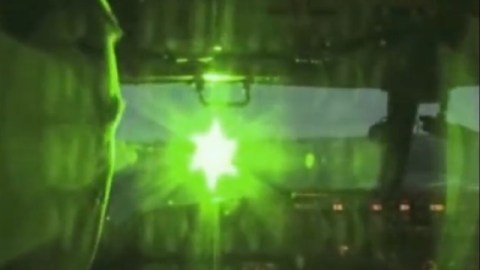 Una muestra de como afectan los rayos láser a los  pilotos.