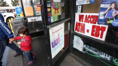 Clientes en una carnicería de Downey que acepta EBT.