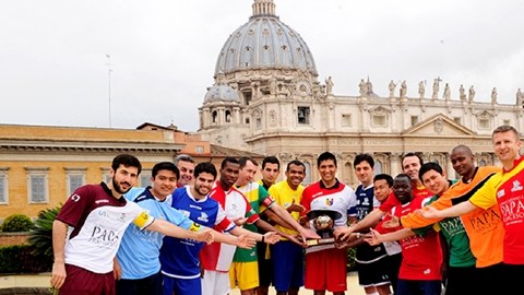 Jugadores de los equipos que compiten desde ayer por la 'Clericus Cup'.