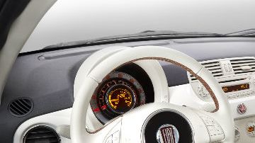 Está disponible en 3 colores exteriores clásicos: Bianco (blanco), Verde Chiaro (verde claro) y Celeste (celeste).