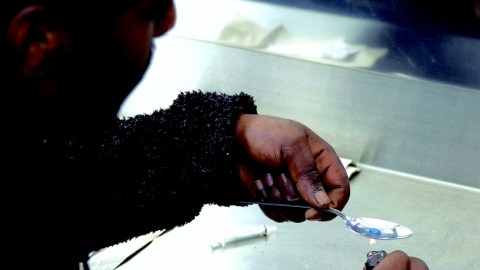 La oficina del médico forense del Condado de Cook no ha revelado información sobre las muertes por sobredosis de droga.
