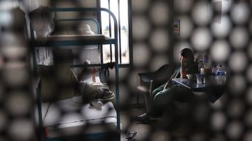 En esta foto se ven mujeres indocumentadas en un centro de detención en Eloy, Arizona.