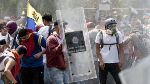 Manifestantes se enfrentan con integrantes de la Policía Nacional Bolivariana durante una protesta el miércoles contra el gobierno del presidente venezolano Nicolás Maduro.