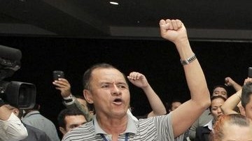 Seguidores del Frente Farabundo Martí para la Liberación Nacional (FMLN) celebraron esta madrugada los resultados.