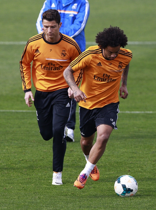 Los jugadores del Real Madrid, Cristiano Ronaldo (izq.) y Marcelo Vieira, trotan en el entrenamiento  en la Ciudad Deportiva.