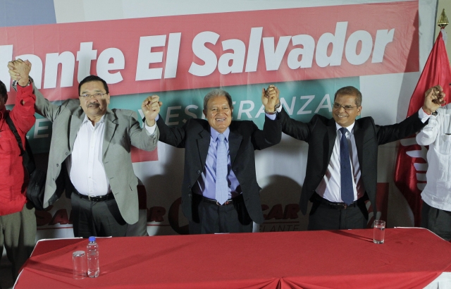 Salvador Sánchez Cerén (c) candidato oficialista del (FMLN) su formula vicepresidencial Oscar Ortiz (d) y el secretario general, Medardo Gonzalez (i).