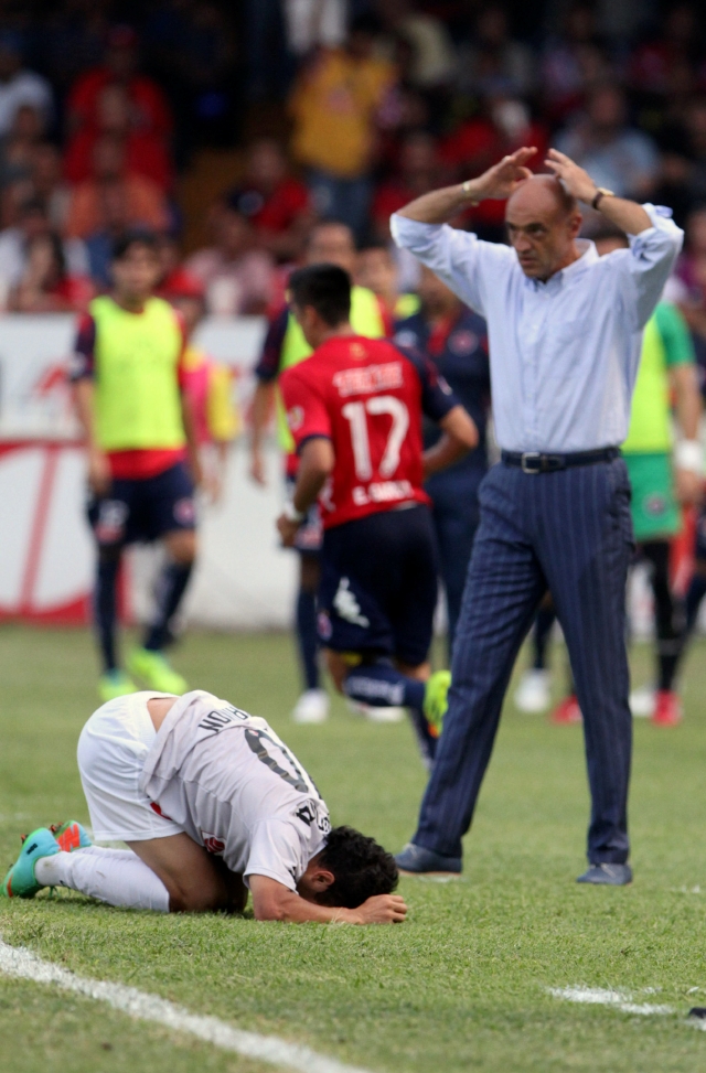 'Chelís', director técnico de Veracruz, se lleva las manos a las cabeza para expresar su frustración durante el juego ante Atlas.
