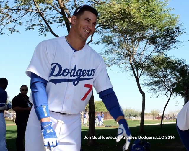 Alex Guerrero trabaja para ganarse un lugar en Dodgers.