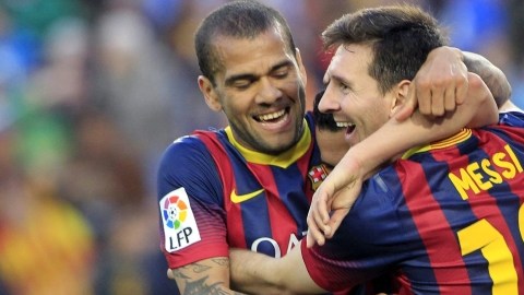 El defensa brasileño Dani Alves (i) celebra con su compañero,  Lionel Messi (der.), el  séptimo gol del Barcelona ante Osasuna.