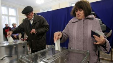 Ucranianos  depositan su voto en un colegio electoral en Sebastopol, Crimea.