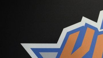 El propietario de los New York Knicks, James Dolan comparte el balón con el nuevo presidente del equipo, Phil Jackson.