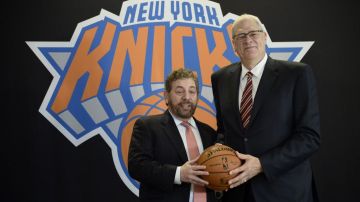 El propietario de los New York Knicks, James Dolan comparte el balón con el nuevo presidente del equipo, Phil Jackson.