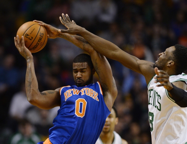 Earl Clark (izq.) de los Knicks, es asediado por Jeff Green, de Celtics, en el partido más reciente del conjunto de Nueva York.