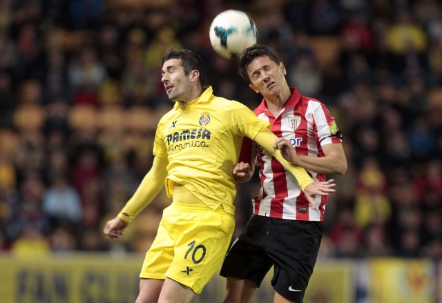 Cani (izq.) disputa un balón con Ander Herrera en el Estadio del Madrigal.