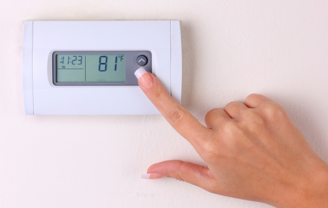 El uso del termostato ayuda a controlar el consumo de electricidad.
