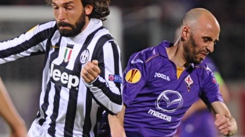 Borja Valeo (der.) de Fiorentina disputa un balón con Andrea Pirlo de la Juve.