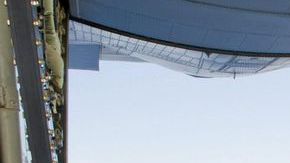 Expertos de la Real Fuerza Aérea Australiana lanzaron boyas en el sur del Océano Índico. Estas transmiten datos que ayudarán a precisar dónde podrían estar los restos del avión si se hubiera estrellado.