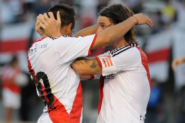 Villalba y Cavenaghi, autores de los dos goles en la victoria de River  Plate sobre Lanús, ayer en el Estadio Monumental.