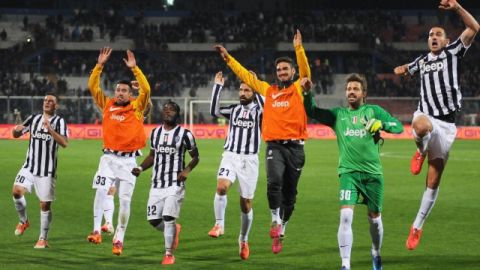Los jugadores de Juventus de Turín, líderes en Italia, celebran tras su victoria como visitantes por 1-0 frente al Catania.