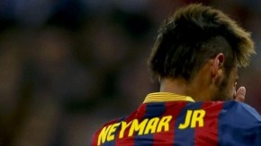 Leo Messi (der.) y el brasileño Neymar festejan un gol de Barcelona, en la victoria de ayer 4-3 sobre el Real Madrid.