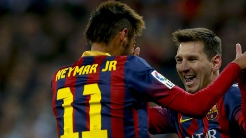 Leo Messi (der.) y el brasileño Neymar festejan un gol de Barcelona, en la victoria de ayer 4-3 sobre el Real Madrid.