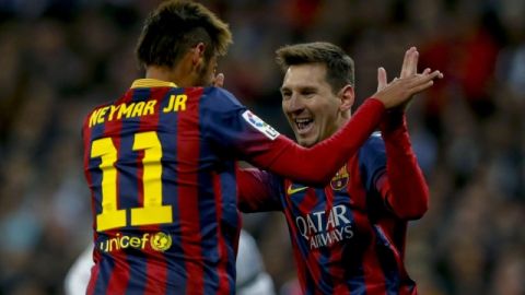 Leo Messi (der.) y el brasileño Neymar festejan un gol de Barcelona, en la victoria de ayer 4-3 sobre el Real Madrid.