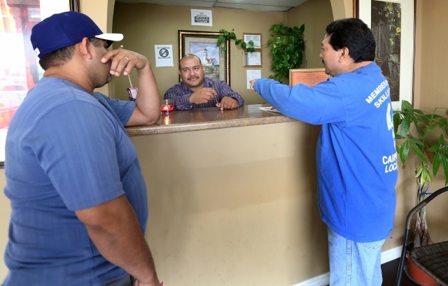 Jaime Moncayo y Ramón Yépez reclaman a Germán Rivero, gerente de Paradise Rentals, por sus depósitos.
