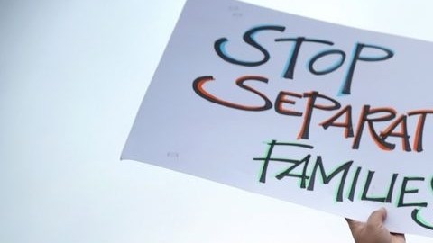 Miles de inmigrantes en EEUU tienen que despedir desde lejos a sus seres queridos
