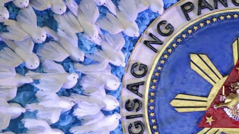 El jefe del grupo musulmán FMLI, Murab Ebrahim (i), saluda a la secretaria Teresita Quintos-Deles (d) en presencia del presidente filipino, Benigno Aquino III (2-d).