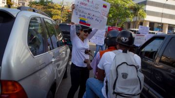 Temprano este viernes, los venezolanos salieron nuevamente a las calles a manifestar su descontento por no tener calidad de vida.
