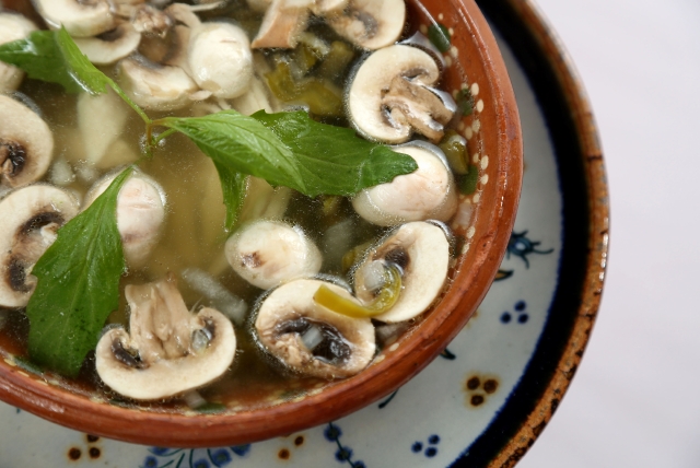 Recetas: Sopa mexicana de hongos y epazote, ideal para bajar de peso y  aumentar las defensas - La Opinión