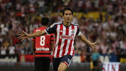 Aldo de Nigris festeja un gol de Chivas en la victoria sobre el Atlas.