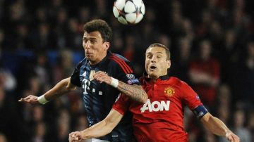 Mario Mandzukic (i) del Bayern Munich en acción ante Nemanja Vidic (d) del Manchester United