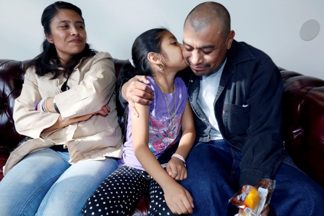 Jersey Vargas, la niña que abogó ante el Papa Francisco por los deportados, se encuentra feliz después de que su padre, Mario Vargas, fue liberado por Inmigración. Aquí aparece también junto a su madre, Lola Vargas.
