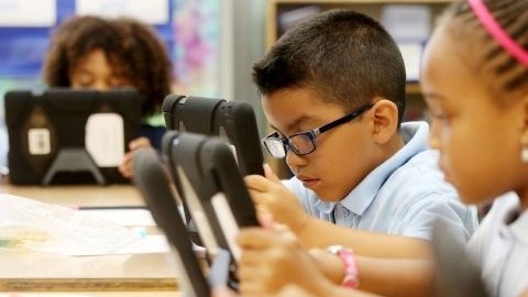 Los niños latinos están en desventaja en varios indicadores de progreso social, según el estudio.
