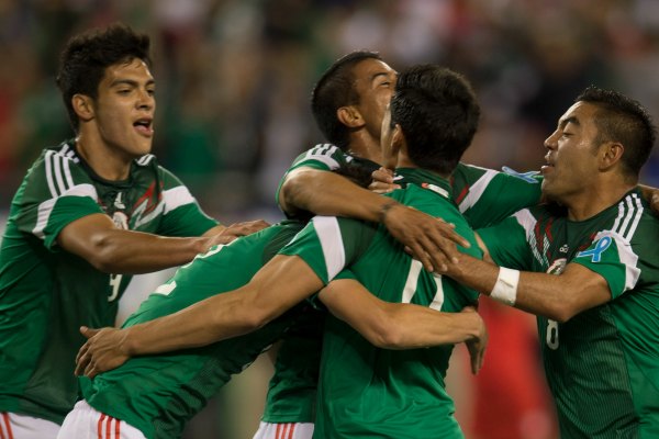 Los jugadores de la selección mexicana celebran el gol del empate contra Estados Unidos