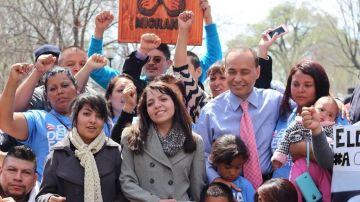Activistas en huelga de hambre se reunieron este miércoles con el legislador Luis Gutiérrez frente a la Casa Blanca.