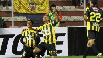 Los jugadores de The Strongest celebran después de anotar un gol ante Atlético Paranaense  por la Copa Libertadores de América.